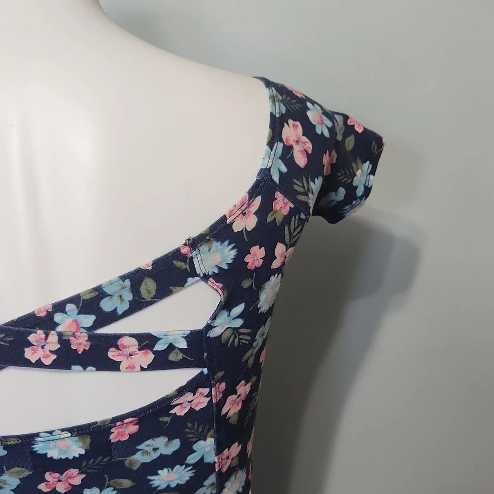 FINAL SALE Hollister Navy floral crop top - Picture 9 of 13